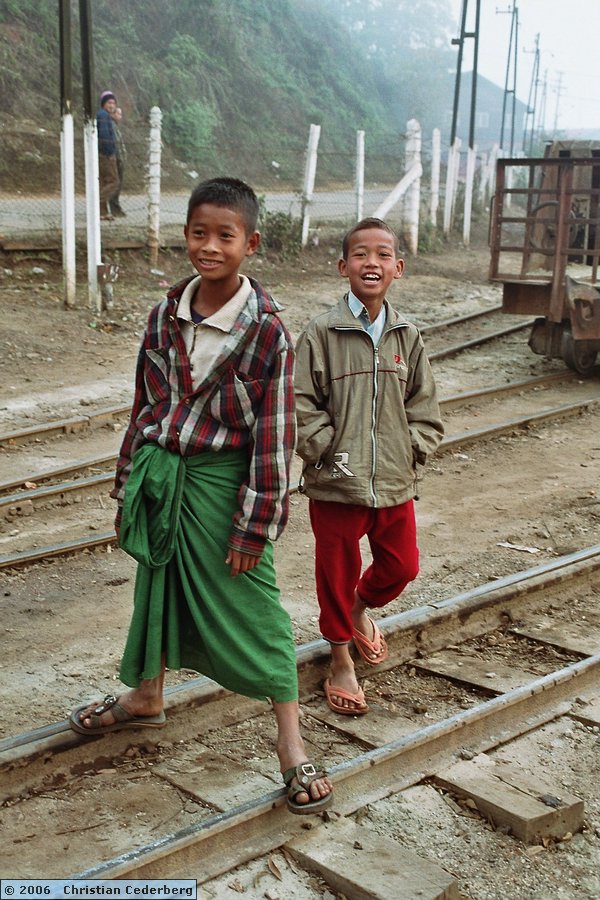 2006-02-11 (04) Namtu - Burmese kids.jpg