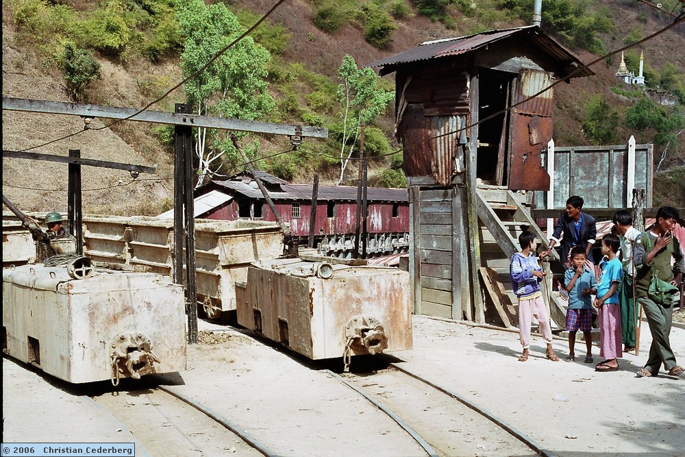 2006-02-11 (28) Electrified railway at the mine.jpg