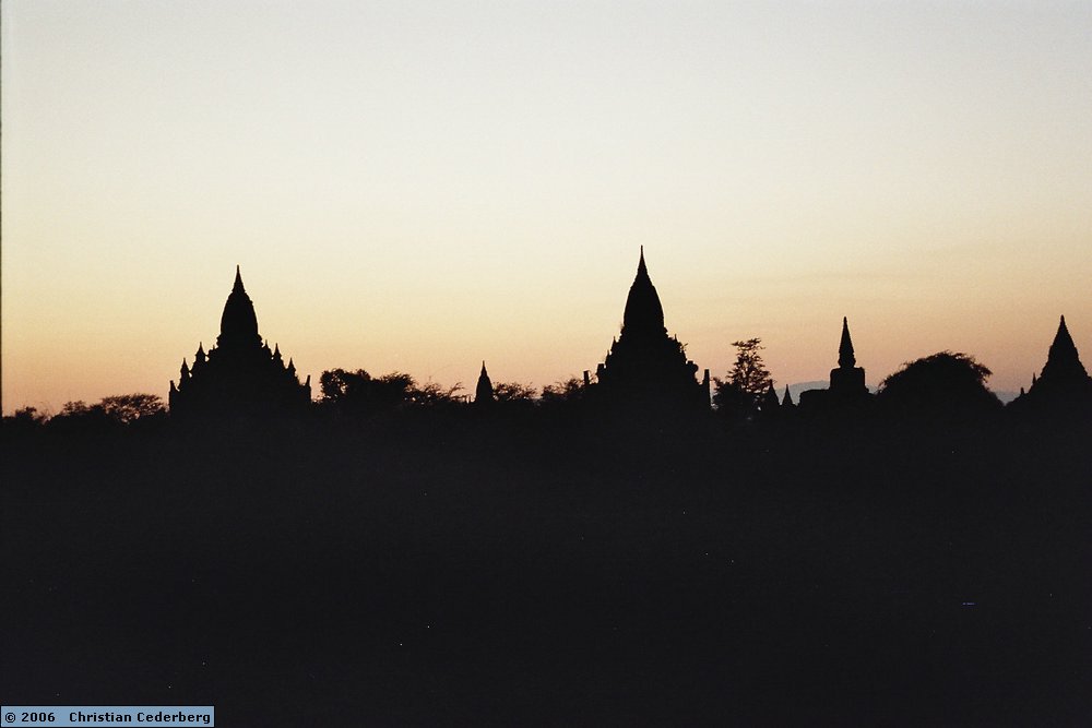 2006-02-13 (22) Bagan - Pagodas in Sunset.jpg