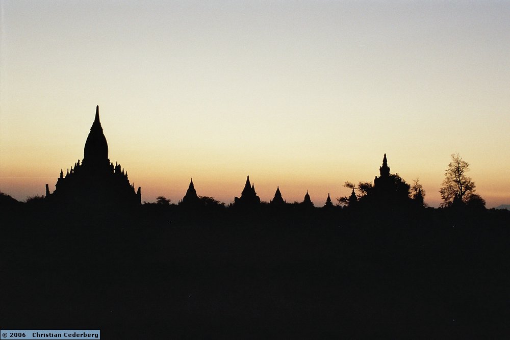 2006-02-14 (02) Old Bagan - Sunrise.jpg