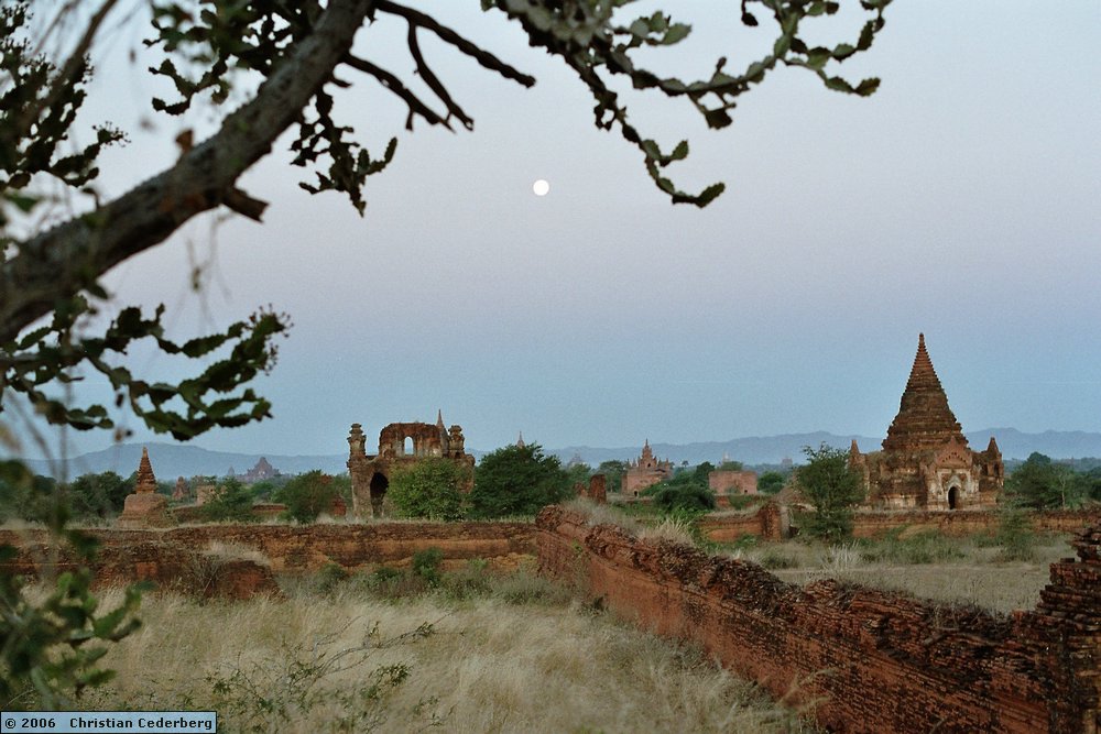 2006-02-14 (03) Old Bagan - The Moon.jpg