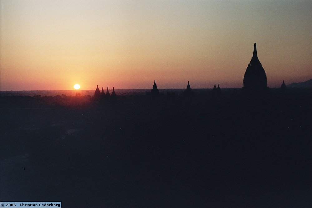 2006-02-14 (05) Old Bagan - Sunrise.jpg