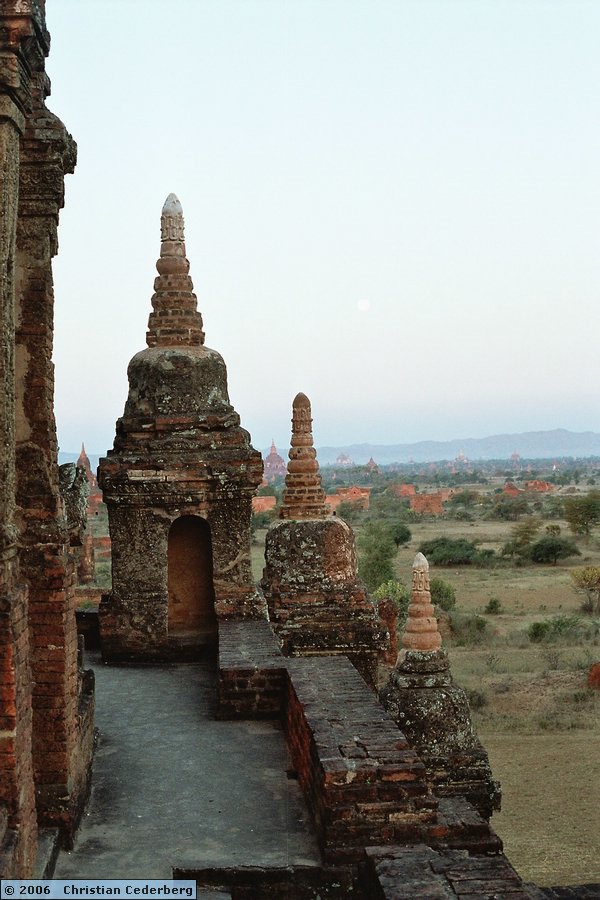 2006-02-14 (06) Old Bagan - Pagodas.jpg