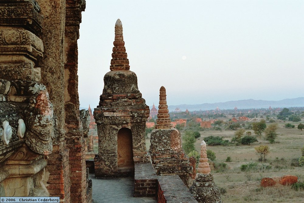 2006-02-14 (07) Old Bagan - Pagodas.jpg
