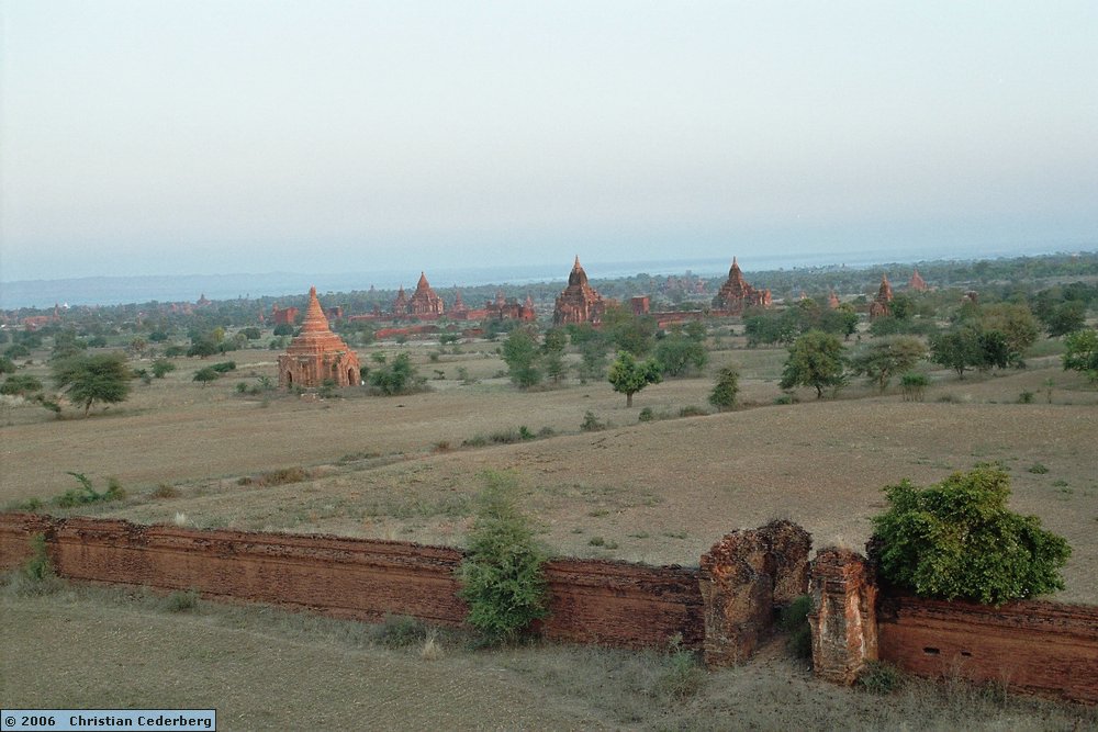2006-02-14 (08) Old Bagan - Pagodas.jpg