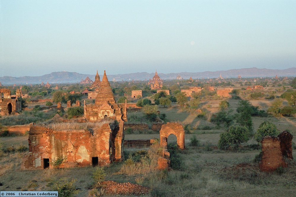 2006-02-14 (13) Old Bagan - Pagodas.jpg