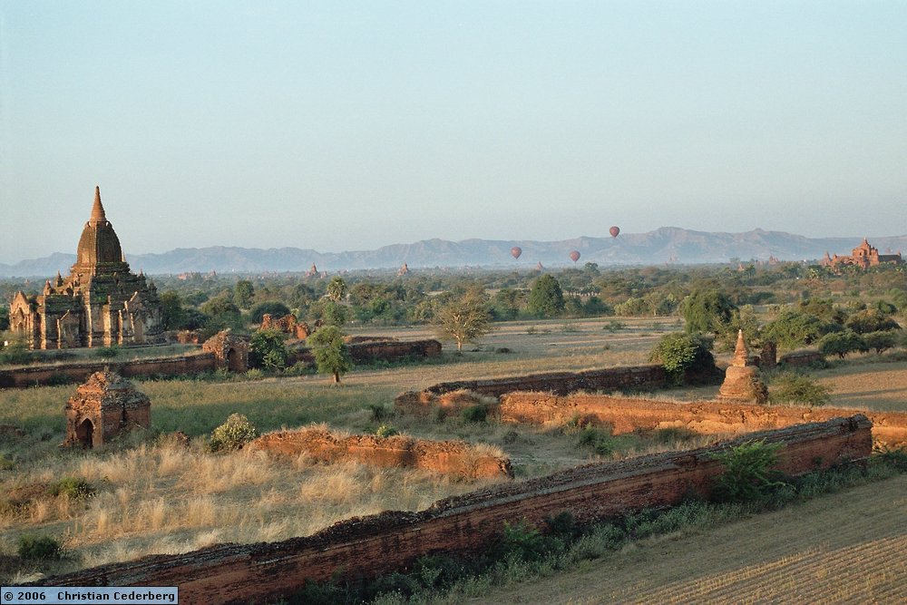 2006-02-14 (14) Old Bagan - Pagodas.jpg
