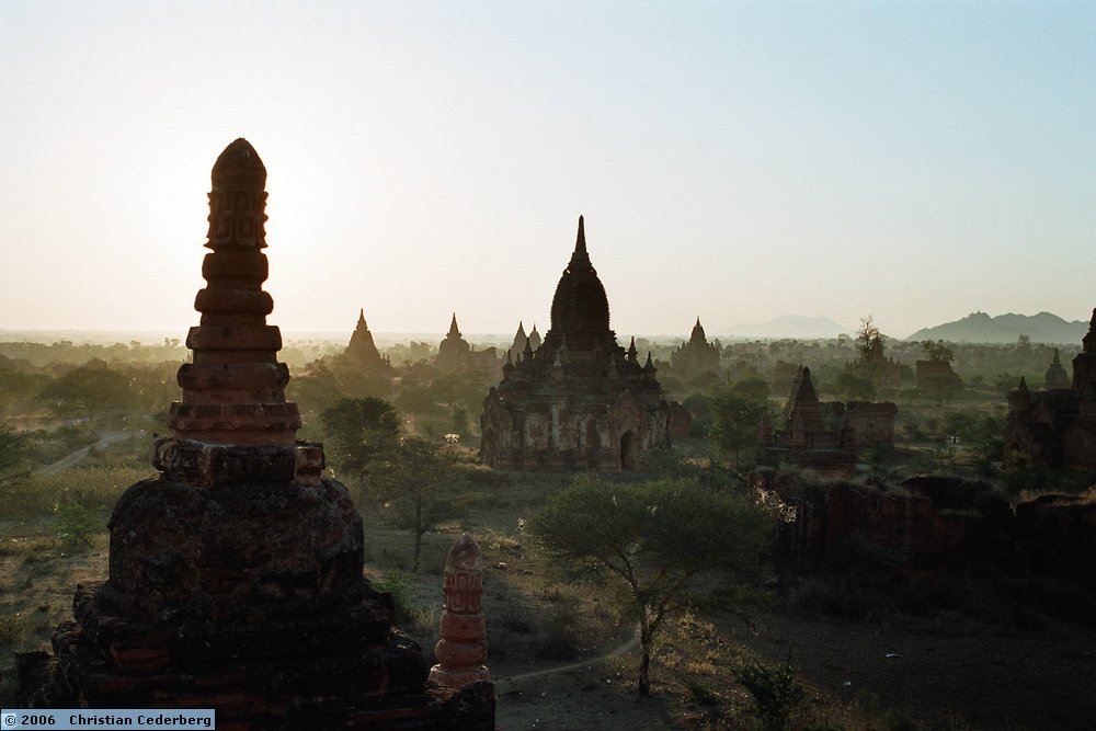 2006-02-14 (15) Old Bagan - Pagodas.jpg