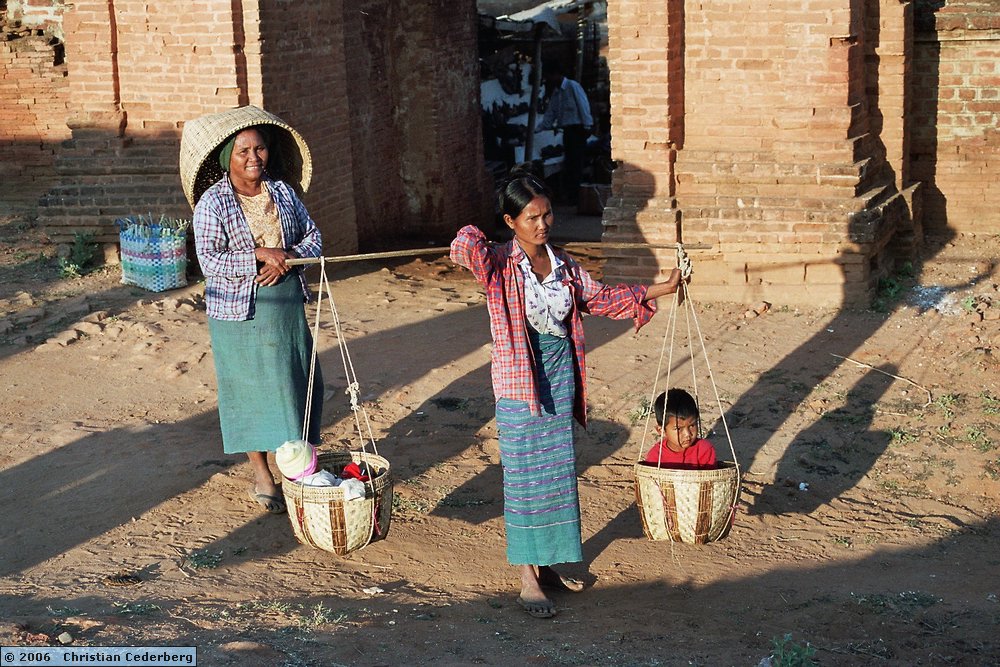 2006-02-14 (20) Old Bagan - Who needs a babystroller.jpg