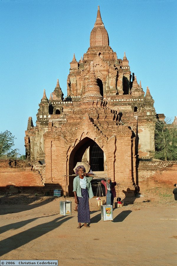 2006-02-14 (21) Old Bagan - Fetching water.jpg