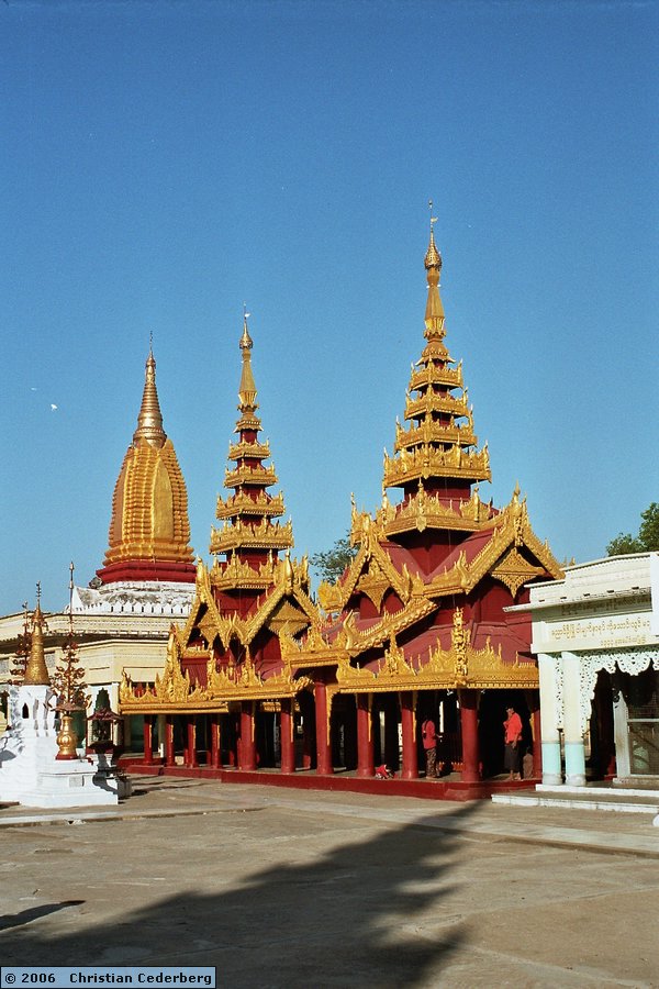 2006-02-14 (24) New Bagan - Shwezigon Pagoda.jpg