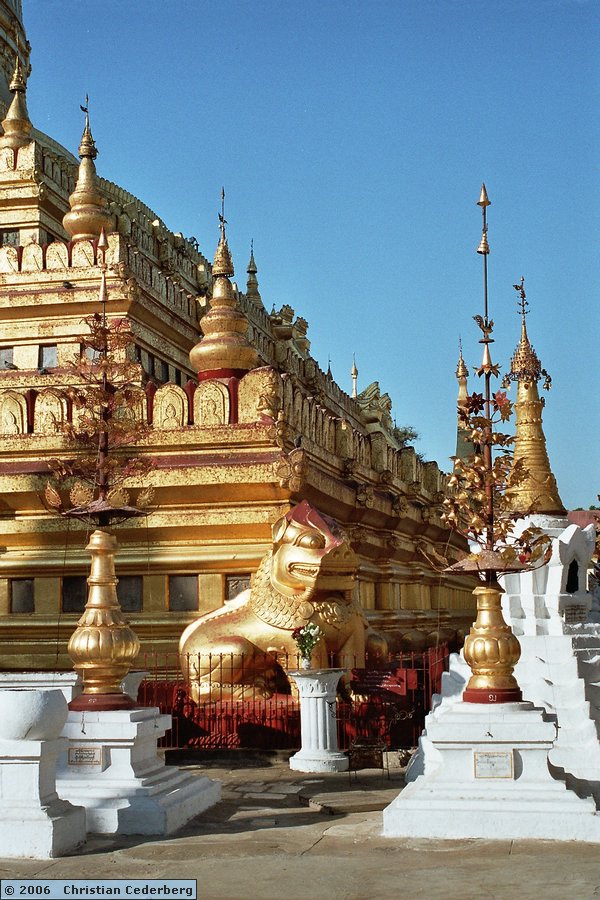2006-02-14 (26) New Bagan - Shwezigon Pagoda.jpg