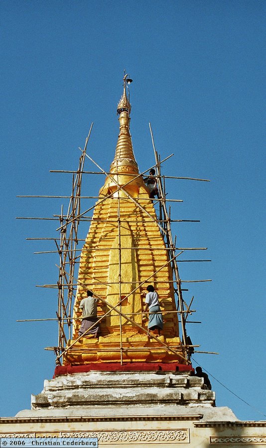 2006-02-14 (29) New Bagan - Shwezigon Pagoda.jpg