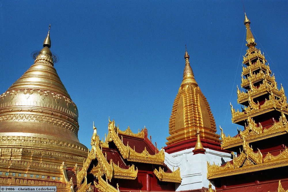 2006-02-14 (30) New Bagan - Shwezigon Pagoda.jpg