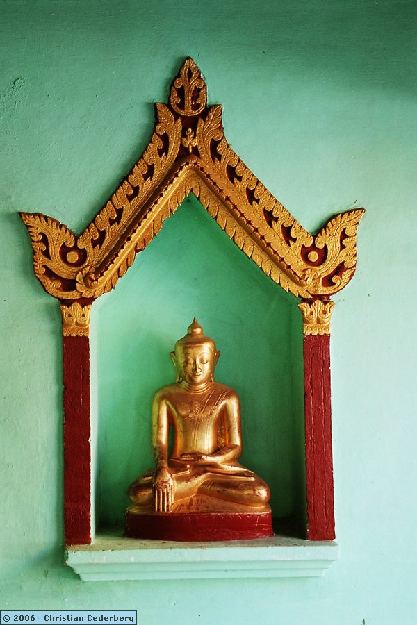 2006-02-14 (31) New Bagan - Shwezigon Pagoda.jpg