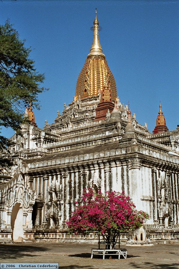 2006-02-14 (37) Bagan - Ananda Pahto Temple.jpg