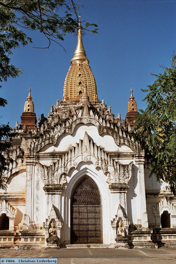 2006-02-14 (38) Bagan - Ananda Pahto Temple.jpg