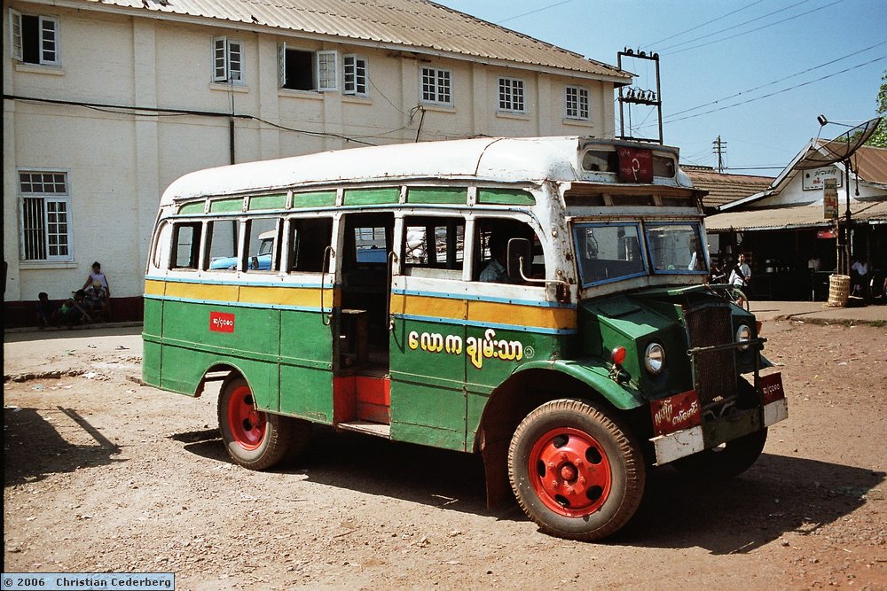 2006-02-21 (25) Old Bus in Bago.jpg