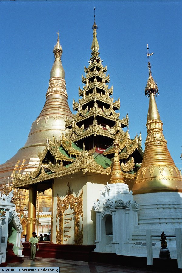 2006-02-22 (01) Rangoon - Shwedagon Pagoda.jpg