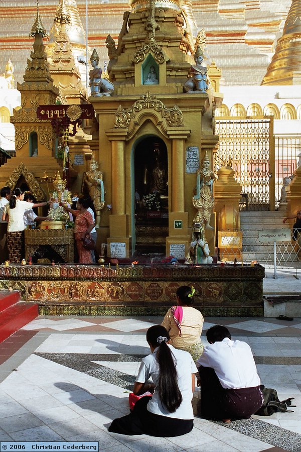 2006-02-22 (07) Rangoon - Shwedagon Pagoda.jpg