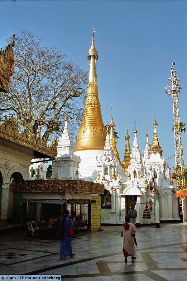 2006-02-22 (08) Rangoon - Shwedagon Pagoda.jpg