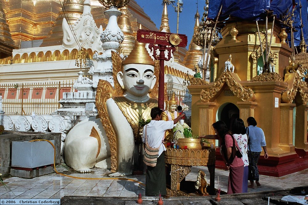2006-02-22 (25) Rangoon - Shwedagon Pagoda.jpg