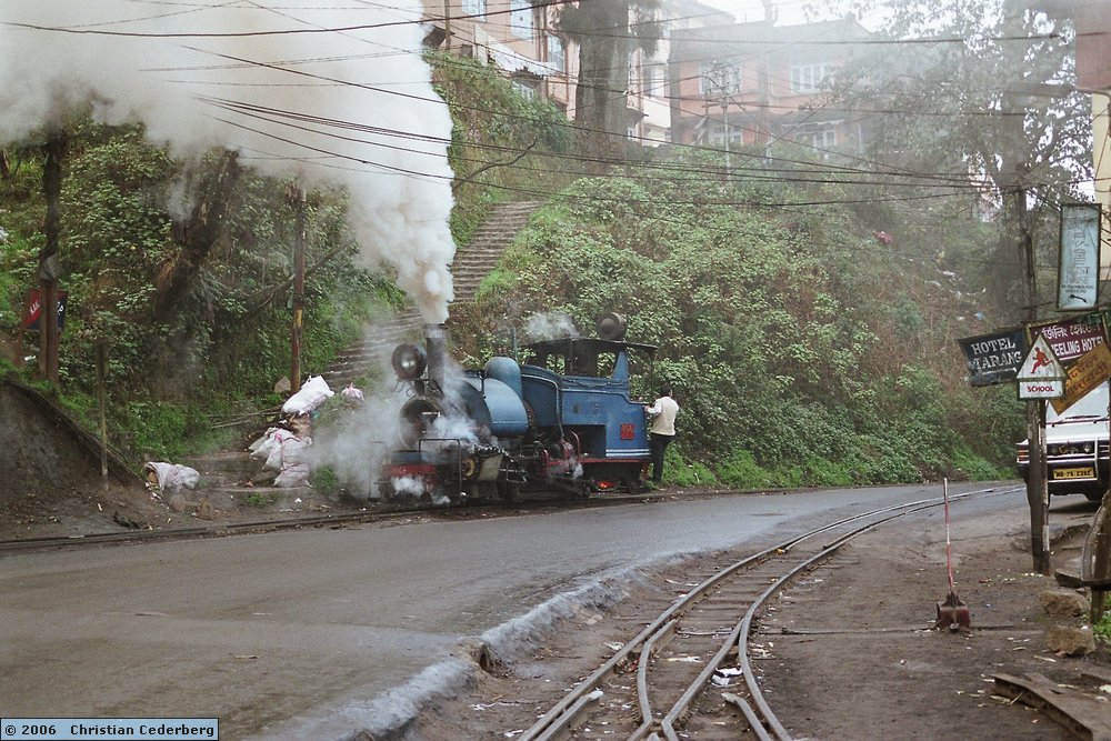 2006-02-25 (04) Darjeeling station.jpg