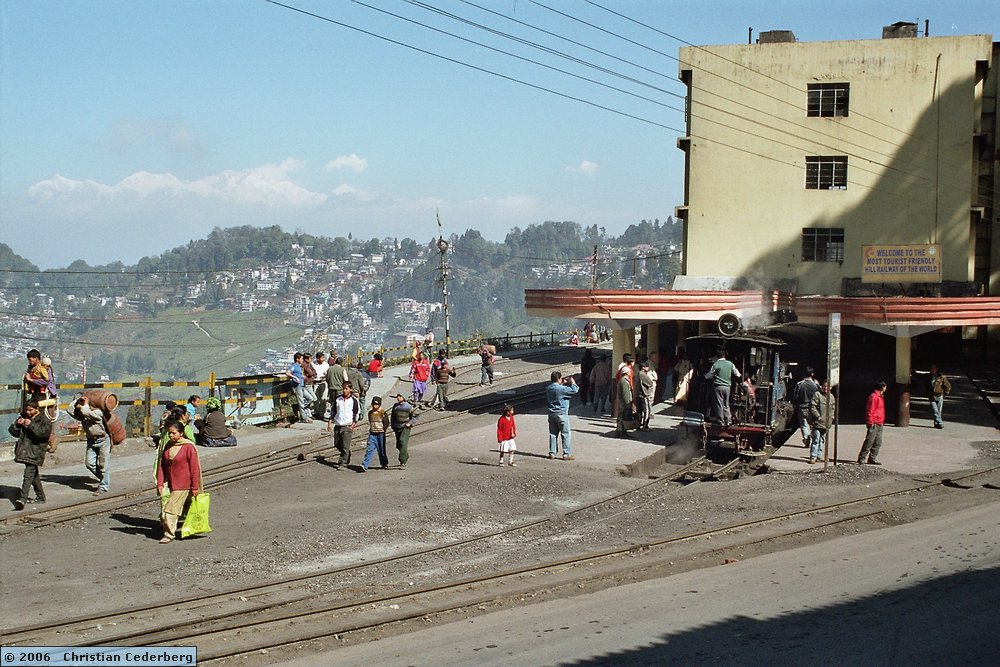 2006-02-28 (07) Darjeeling station.jpg