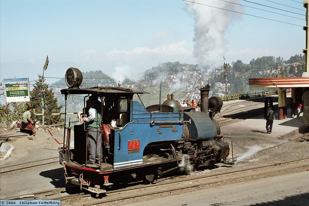 2006-02-28 (08) Darjeeling station.jpg