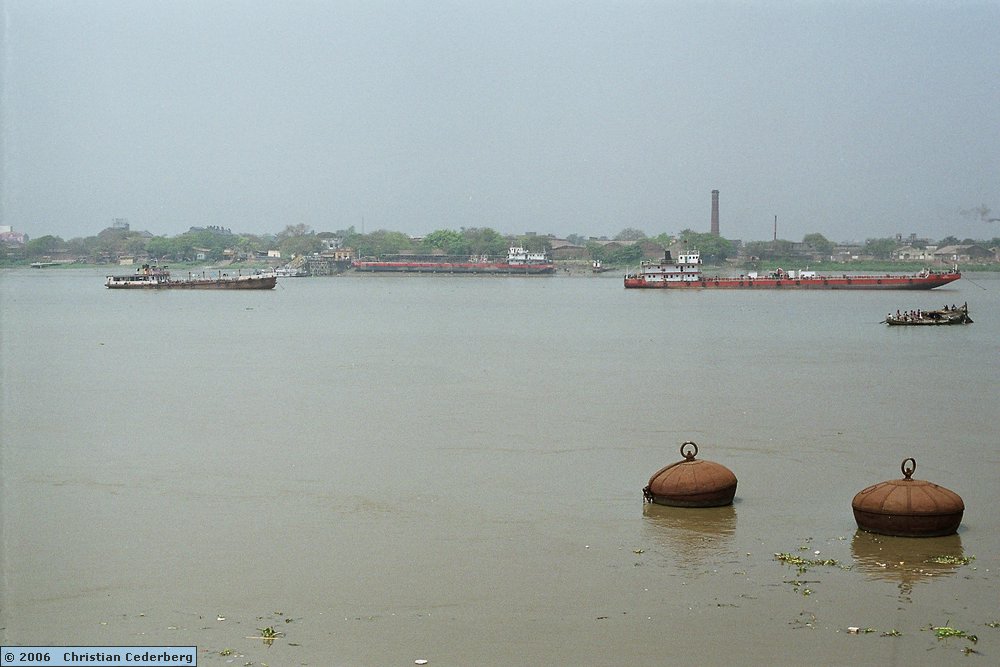 2006-03-01 (15) Calcutta - Hooghly river.jpg
