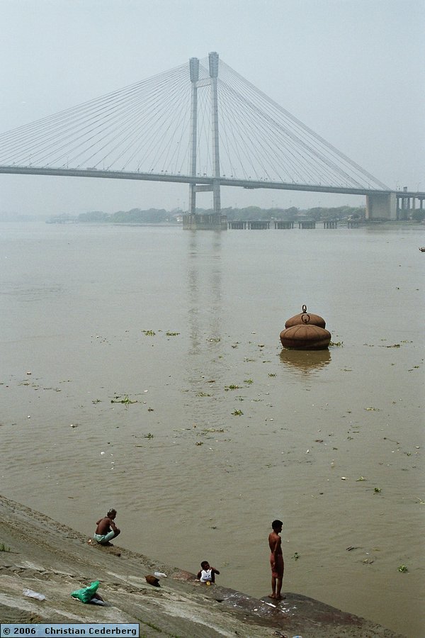 2006-03-01 (16) Calcutta - Bridge over the Hooghly.jpg