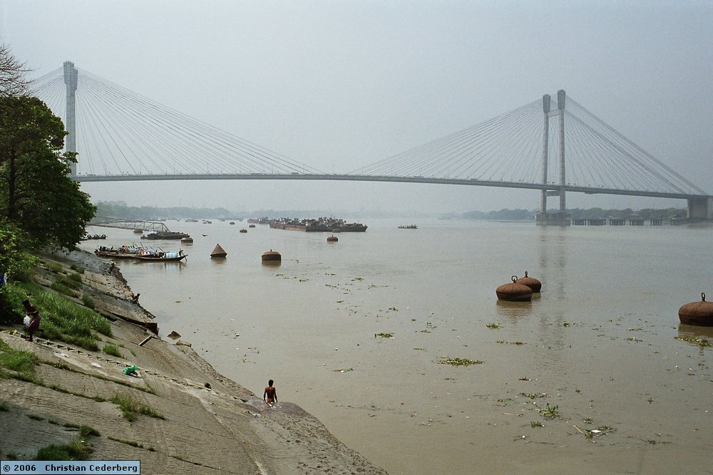 2006-03-01 (17) Calcutta - Bridge over the Hooghly.jpg