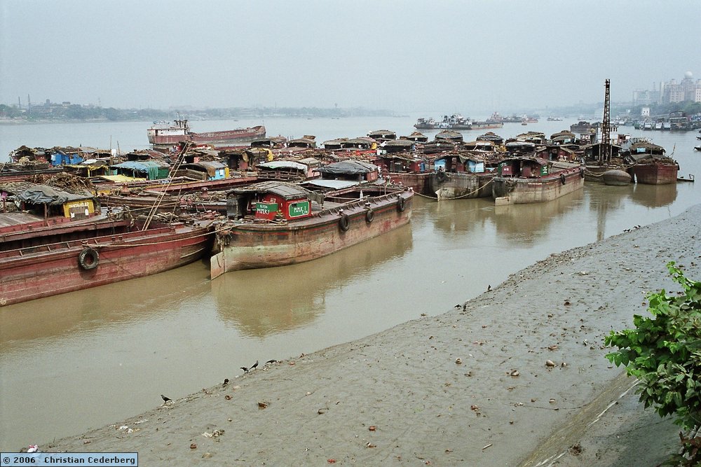 2006-03-01 (19) Calcutta - Hooghly river with Howrah bridge.jpg