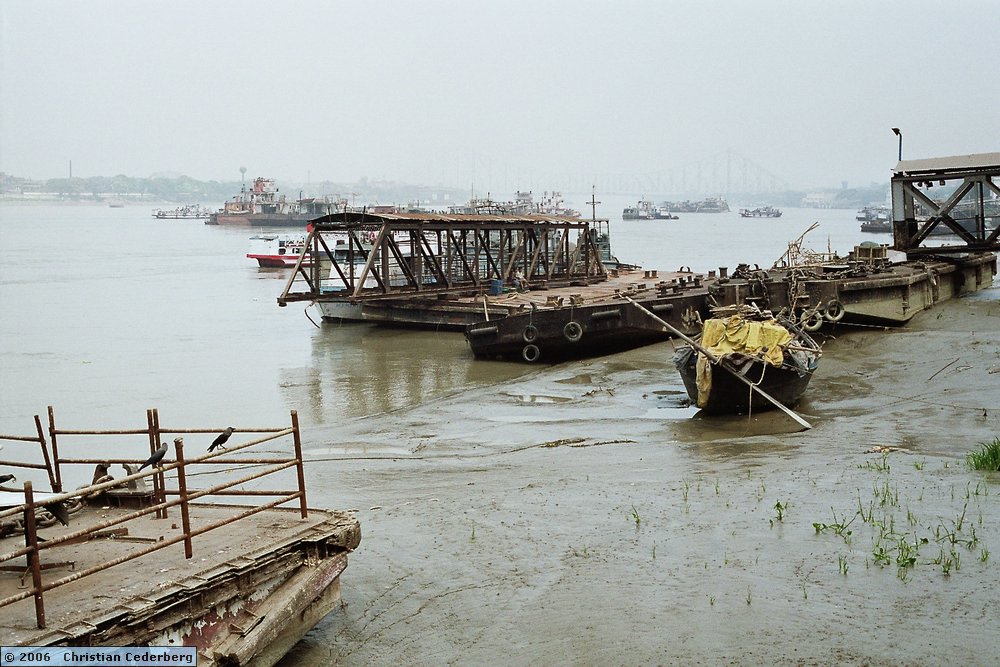 2006-03-01 (22) Calcutta - Hooghly river with Howrah Bridge.jpg