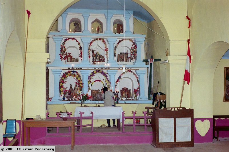 2003-09-07 Kirke på øen Taquile der ligger midt ude på Titicaca søen.jpg