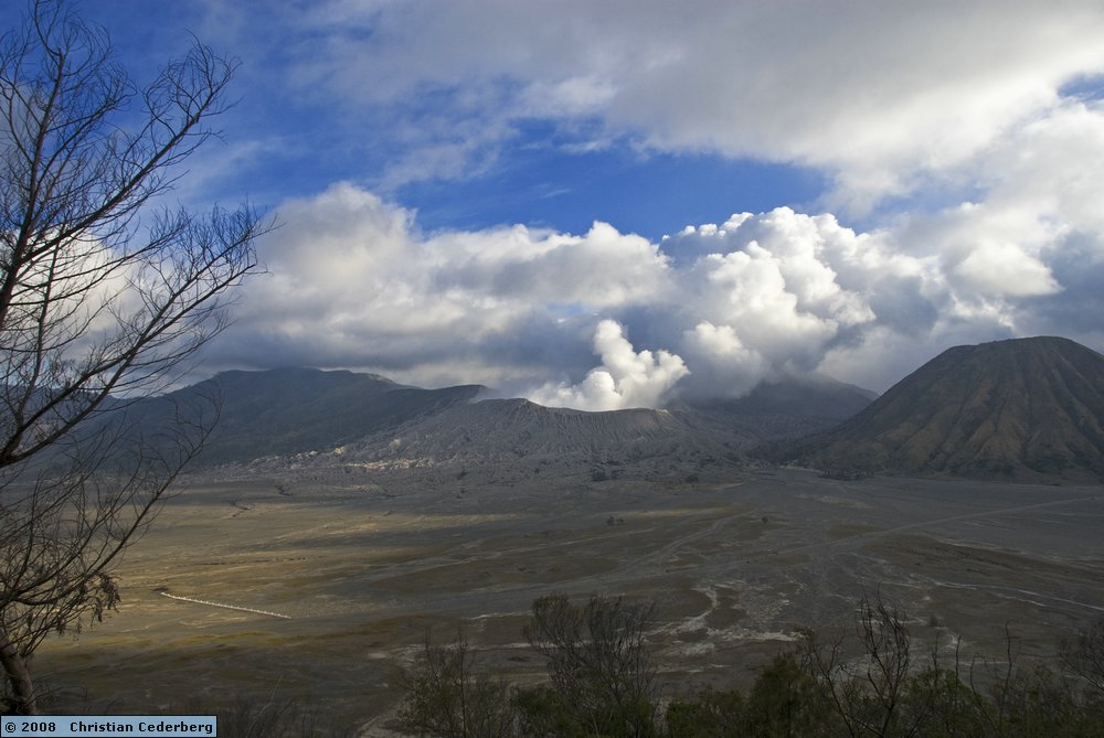 2008-08-17 16.10 View of Gunung Bromo from Cemeru Lawang.jpg