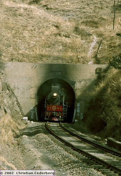 Chengde - JS på vej ud af tunnel.jpg