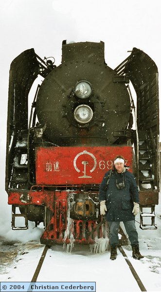2004-12-04 (02) Baiqi engine depot - Ceder and QJ 6987.jpg