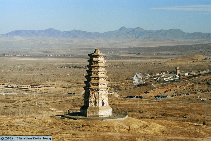 2004-12-12 (17) The pagoda at Lindong.jpg