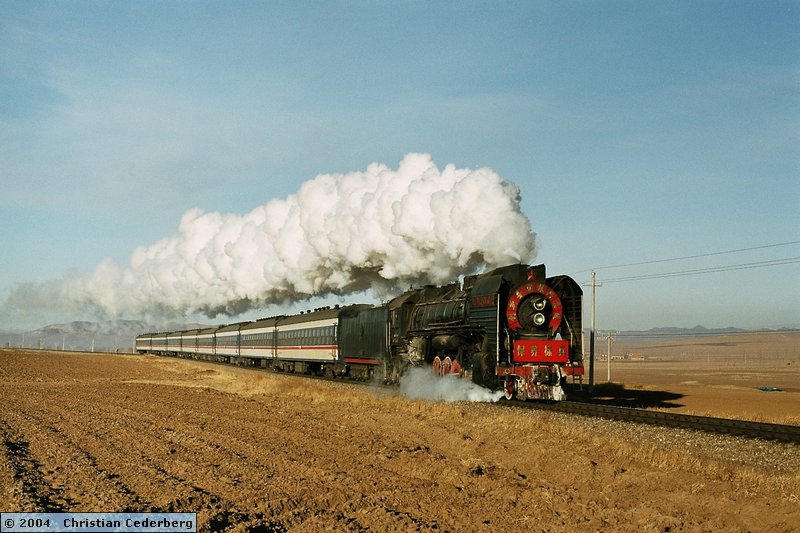 2004-12-13 (01) The last steam-hauled long distance passenger train in the world. QJ 6911 by Xiaoxinglongdi.jpg