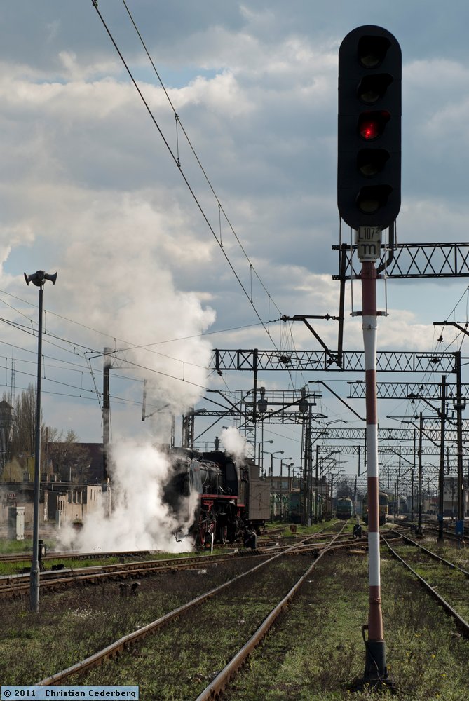 2011-04-16 14.25 Pm36-2 leaving the enginehouse at Leszno.jpg