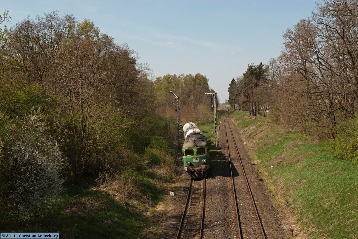 2011-04-19 14.29 ST43-260 taking cement wagons from Powodowo to Leszno.jpg