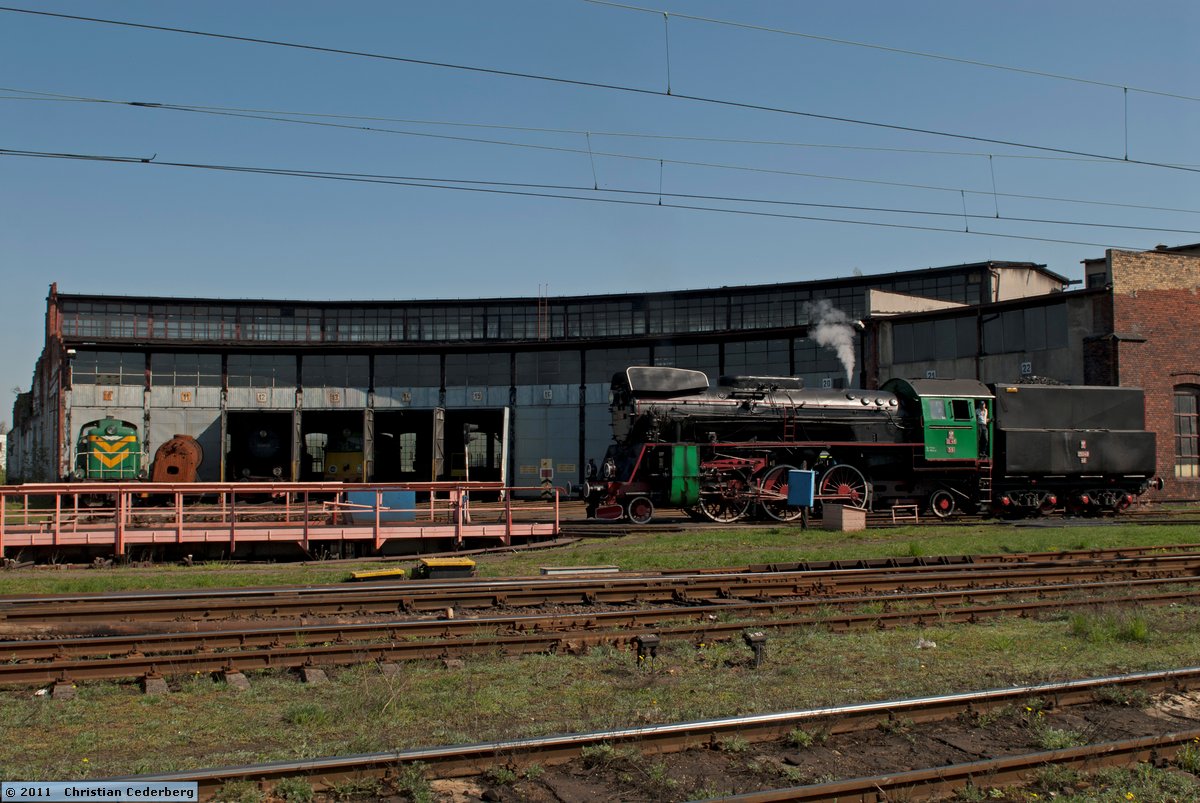 2011-04-20 14.53 Ol49-59 being turned at Leszno.jpg
