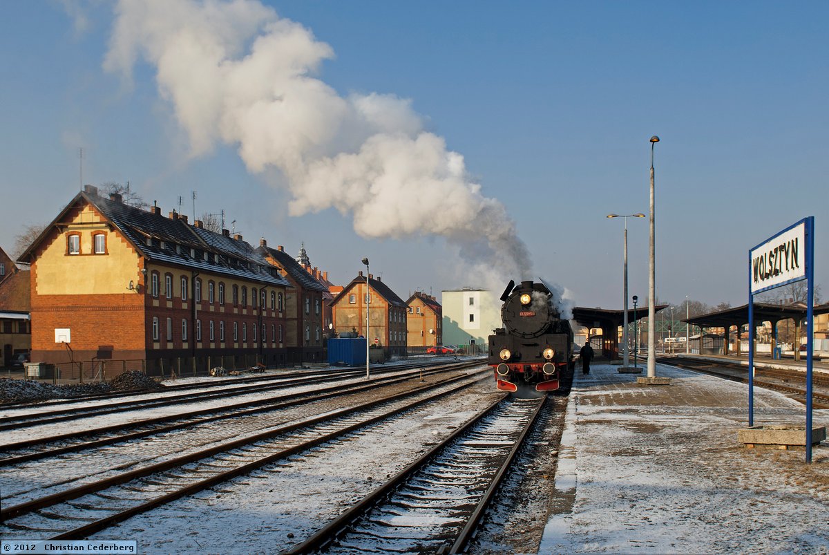 2012-02-05 12.33 Ol49-59 heating its train at Wolsztyn.jpg