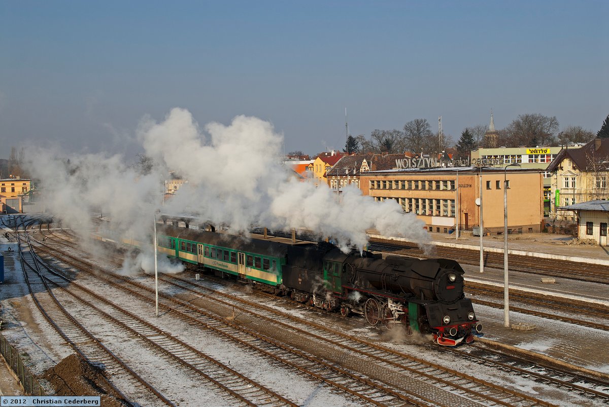 2012-02-05 12.38 Ol49-59 heating its train at Wolsztyn.jpg
