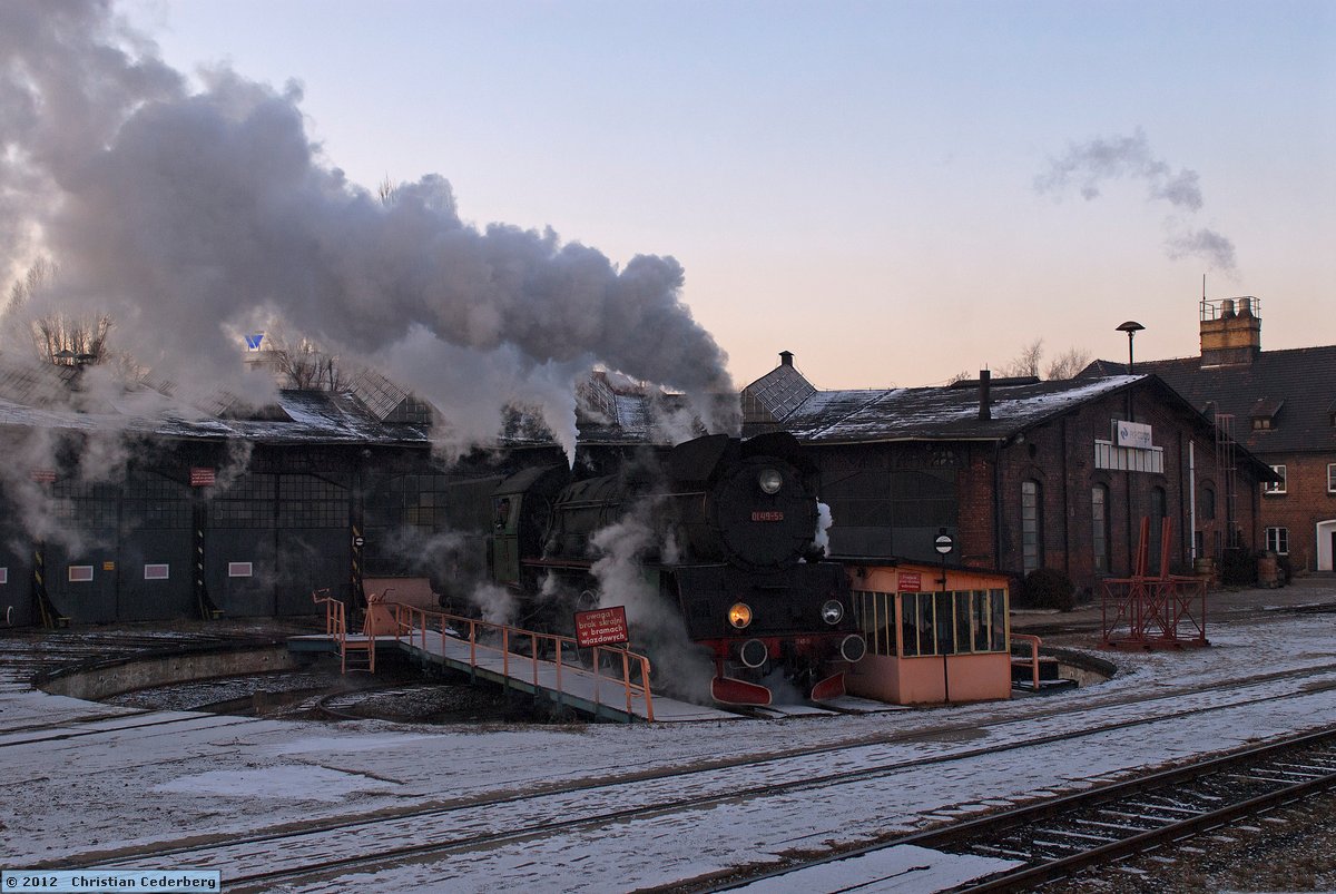 2012-02-05 16.35 Ol49-59 being turned at Poznan depot.jpg