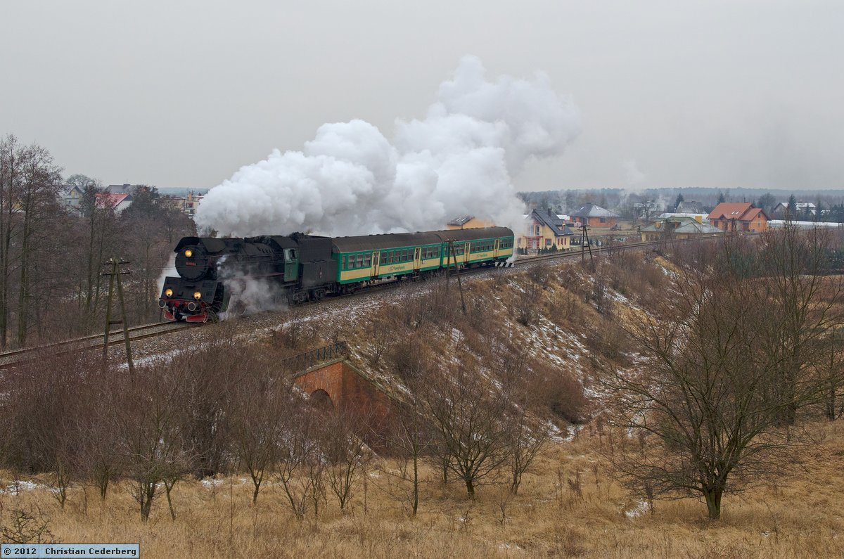 2012-02-07 15.16 Ol49-59 near Rosnowko with Poznan-bound train.jpg