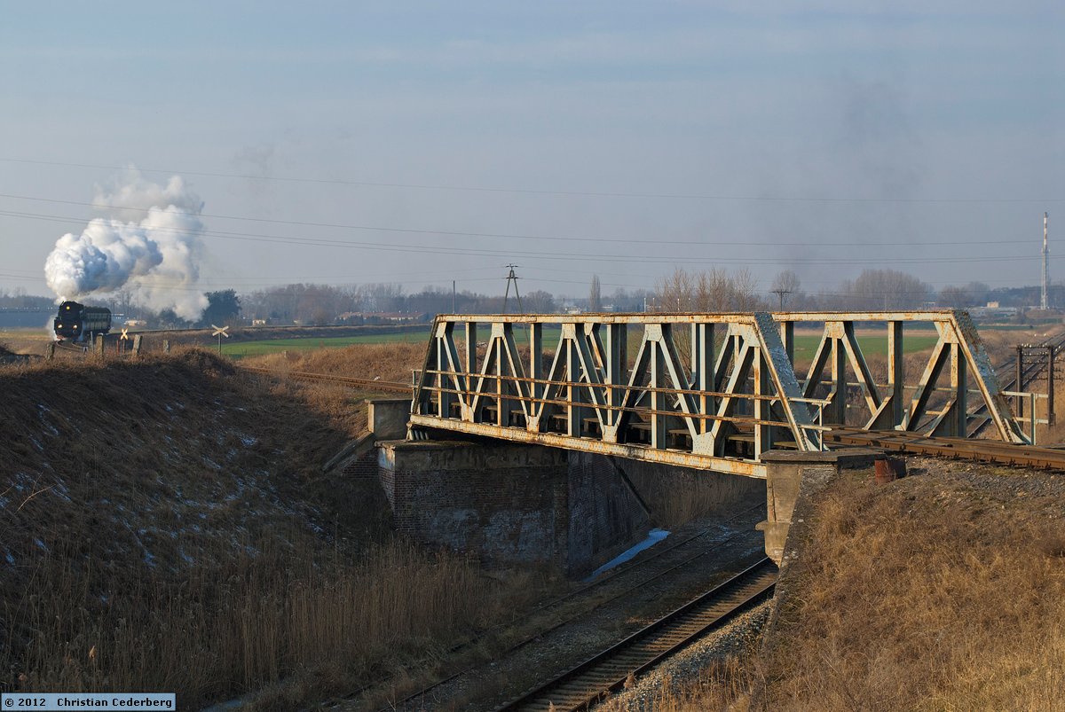 2012-02-08 13.46 Ol49-59 at the Adamowo bridge with Poznan-bound train.jpg