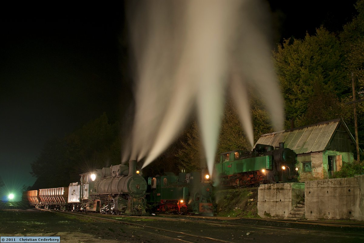 2011-10-25 19.27 3 locos at Oskava.jpg