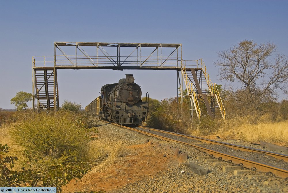 2008-07-08 10.41 BCL mine Selebi-Phikwe. Loco 805 rolling back towards the mine compound.jpg